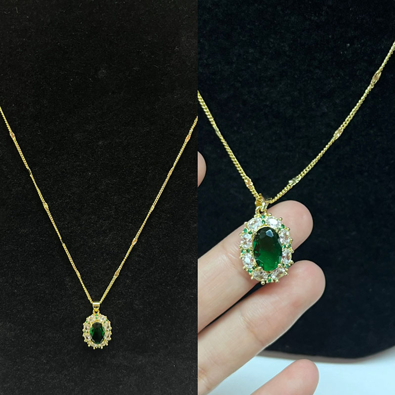 Regal Emerald Elegance Gold-Зеленое ожерелье с зеленым драгоценным камнем с блестящими акцентами