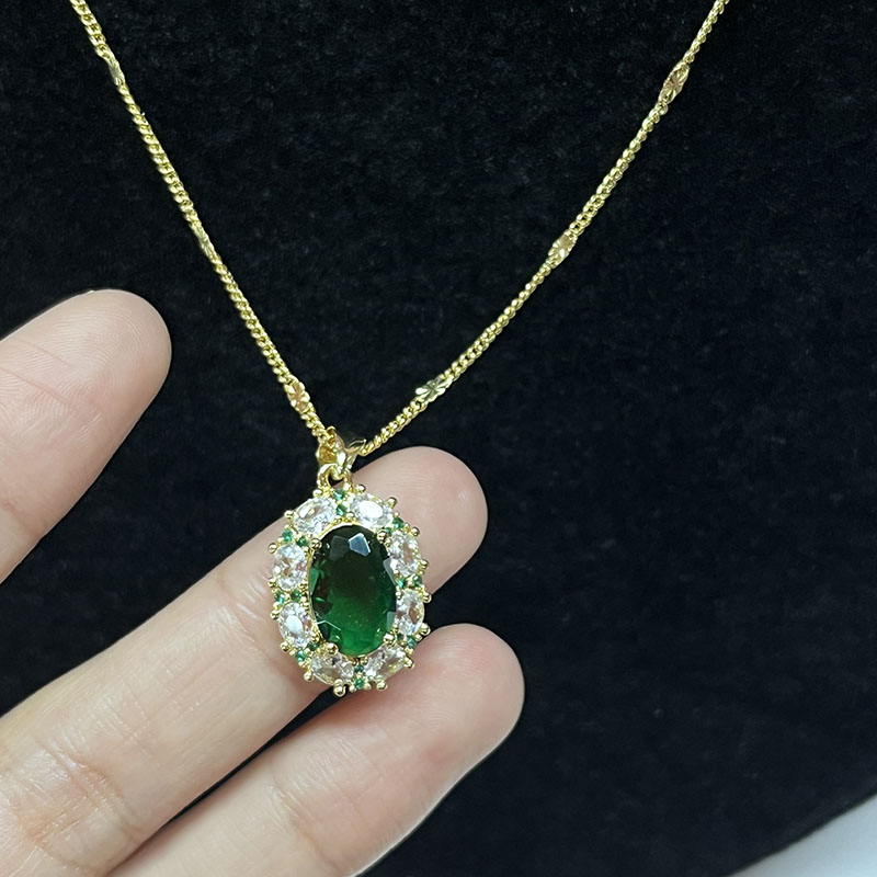 Regal Emerald Elegance Gold-Зеленое ожерелье с зеленым драгоценным камнем с блестящими акцентами