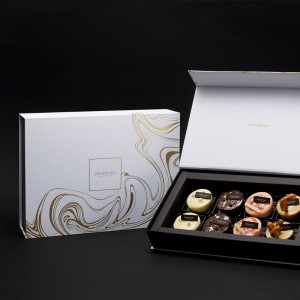 Золотая минималистская подарочная коробка